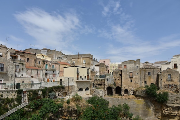 Foto vista panorâmica do campo da aldeia de irsina, na basilicata, itália