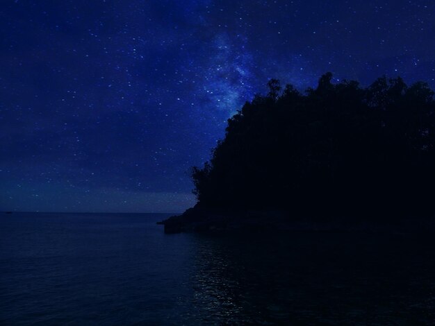 Vista panorâmica do campo de estrelas à noite