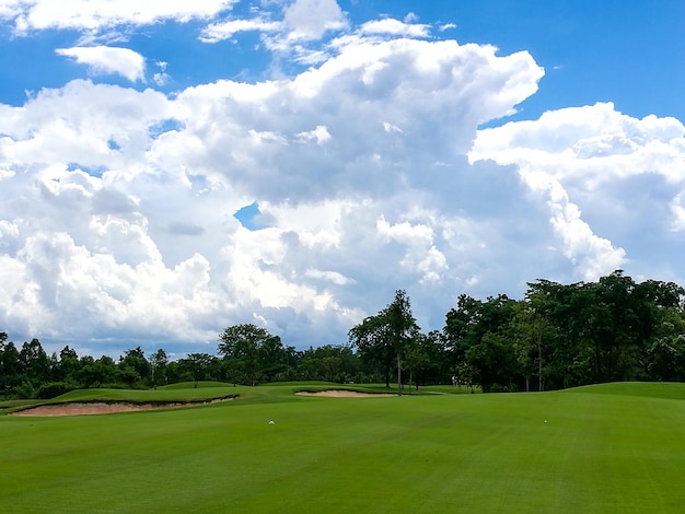 Foto vista panorâmica do campo de golfe contra o céu nublado