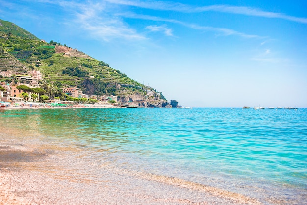 Vista panorâmica do cartão-postal da bela cidade de minori na famosa costa amalfitana, com o golfo de salerno, campania, itália