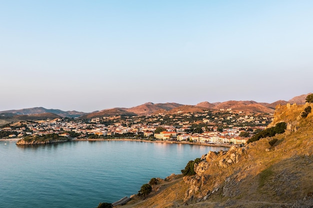 Foto vista panorâmica do castelo medieval bizantino de myrina em lemnos ou limnos, ilha grega do norte do mar egeu