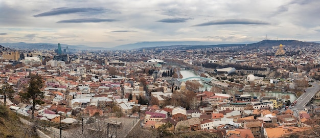 Vista panorâmica do centro histórico da cidade de Tbilisi e do rio Kura Geórgia