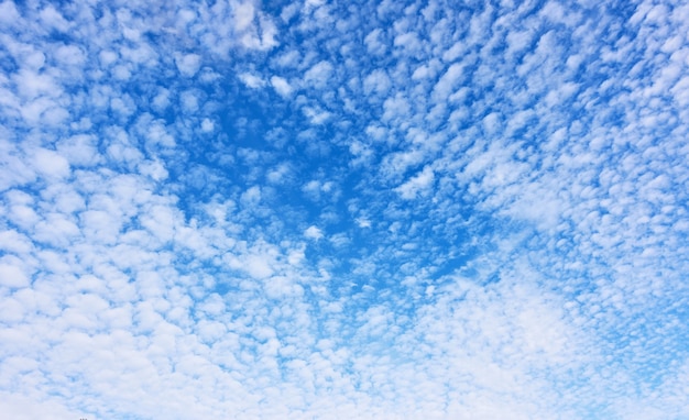 Vista panorâmica do céu azul com uma infinidade de nuvens brancas - fundo abstrato natural