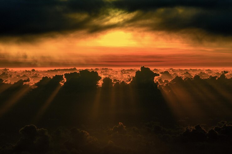 Foto vista panorâmica do céu dramático durante o pôr-do-sol