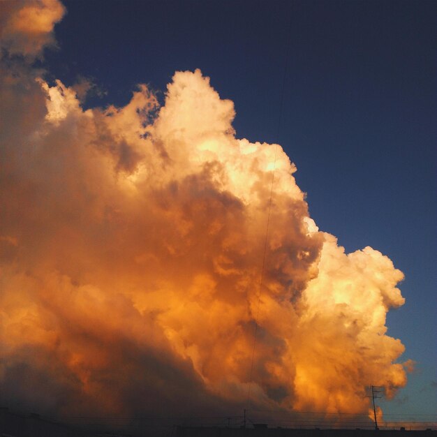 Foto vista panorâmica do céu dramático durante o pôr-do-sol