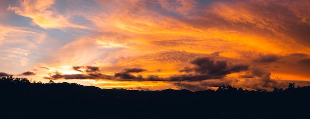 Vista panorâmica do céu dramático durante o pôr do sol