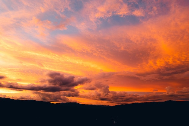 Vista panorâmica do céu dramático durante o pôr do sol