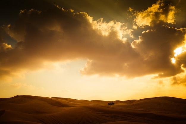 Foto vista panorâmica do céu dramático sobre a paisagem do deserto com carro