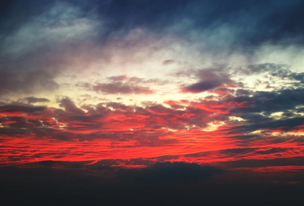 Foto vista panorâmica do céu nublado ao pôr-do-sol