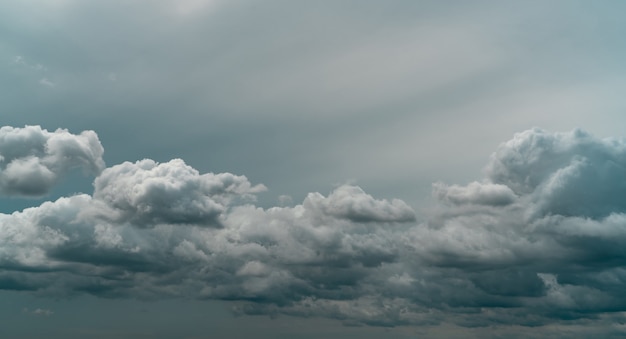 Vista panorâmica do céu nublado. Céu cinzento dramático e nuvens brancas antes da chuva na estação das chuvas. Céu nublado e sombrio. Céu de tempestade. Cloudscape. Fundo sombrio e mal-humorado. Nuvens encobertas.