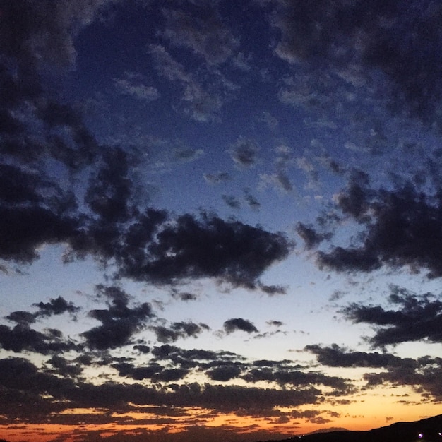 Foto vista panorâmica do céu nublado durante o pôr-do-sol