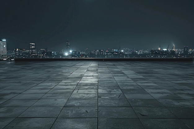Vista panorâmica do chão vazio de telhas de concreto com o horizonte da cidade Cena noturna
