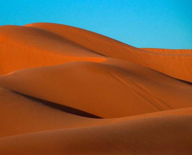 Foto vista panorâmica do deserto contra o céu azul claro