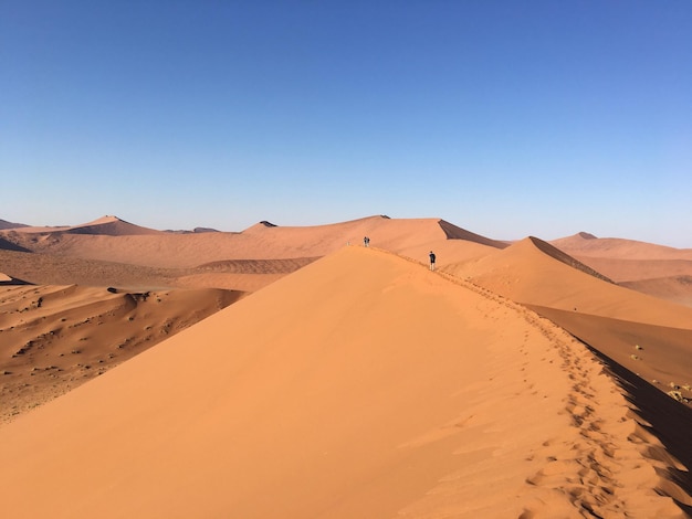 Vista panorâmica do deserto contra o céu azul claro