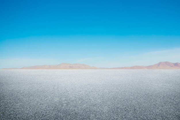 Vista panorâmica do deserto contra o céu azul