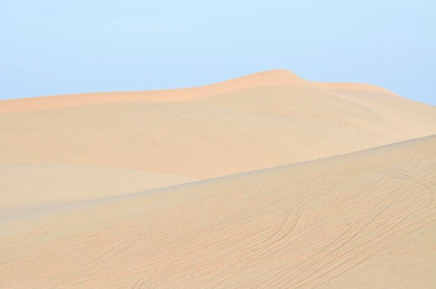 Vista panorâmica do deserto contra o céu claro em um dia ensolarado