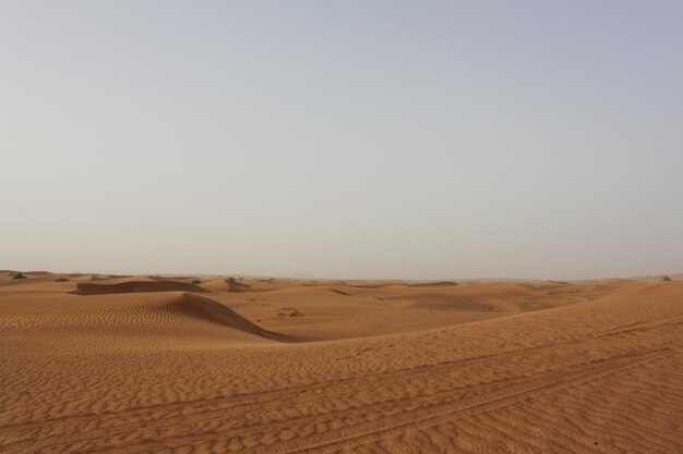 Vista panorâmica do deserto contra o céu claro