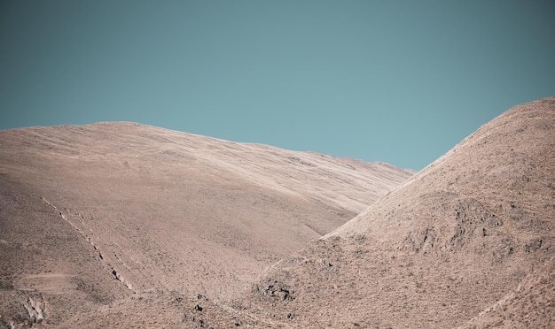 Vista panorâmica do deserto contra o céu claro