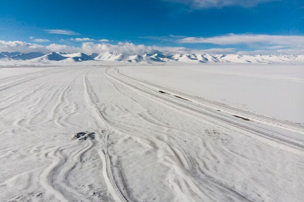 Vista panorâmica do deserto contra o céu durante o inverno