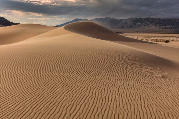 Vista panorâmica do deserto contra o céu