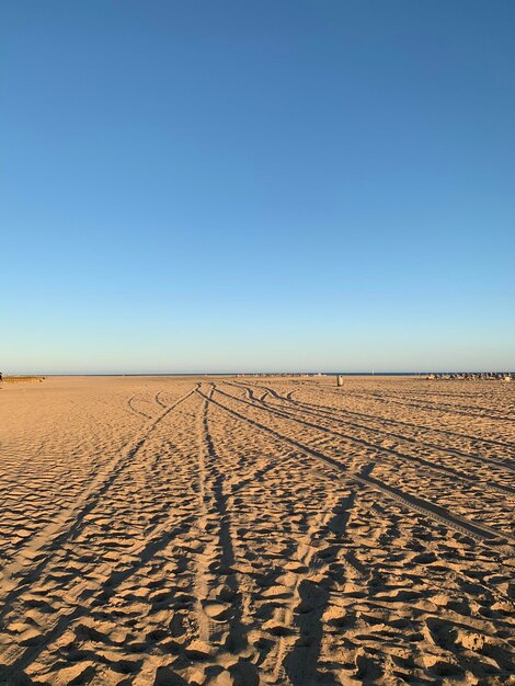 Vista panorâmica do deserto contra um céu azul claro