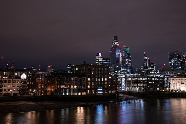 Vista panorâmica do distrito financeiro de Londres, com muitos arranha-céus no centro de Londres à noite.