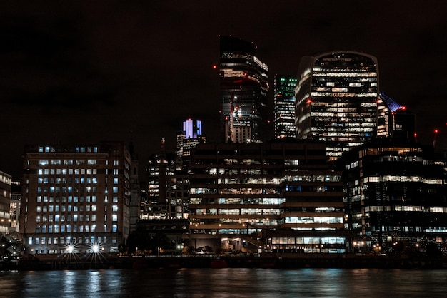 Vista panorâmica do distrito financeiro de Londres, com muitos arranha-céus no centro de Londres à noite.