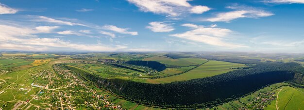 Vista panorâmica do drone aéreo do vale natural com colinas e campos de rio