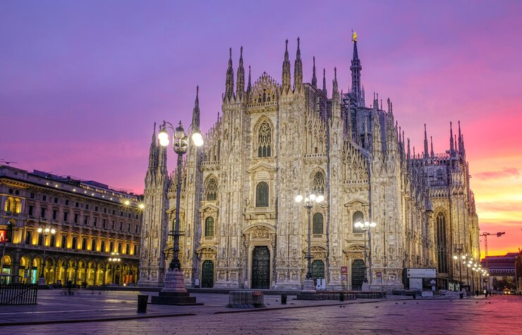 Vista panorâmica do Duomo di Milano em Milão durante o nascer do sol