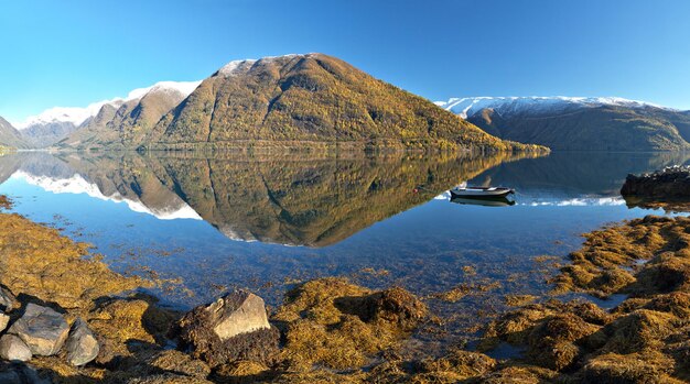 Vista panorâmica do fiorde norueguês e rochas.