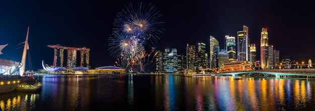 Vista panorâmica do horizonte da cidade de Cingapura e belos fogos de artifício em Marina Bay