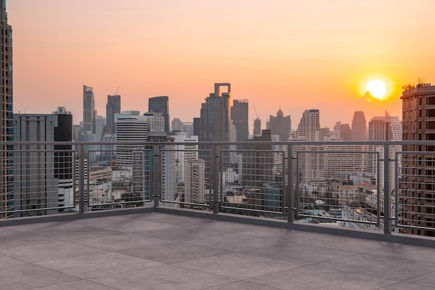 Vista panorâmica do horizonte de Bangkok deck de observatório concreto no pôr do sol do telhado Estilo de vida corporativo e residencial asiático de luxo Cidade financeira no centro imobiliário Maquete de exibição de produto Telhado vazio