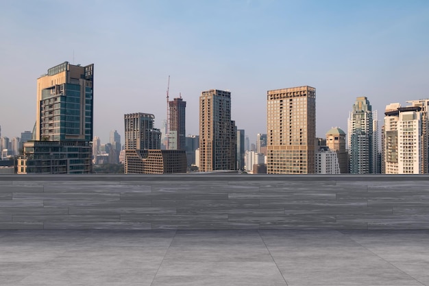 Vista panorâmica do horizonte de Bangkok deck de observatório concreto no pôr do sol do telhado Estilo de vida corporativo e residencial asiático de luxo Cidade financeira no centro imobiliário Maquete de exibição de produto Telhado vazio