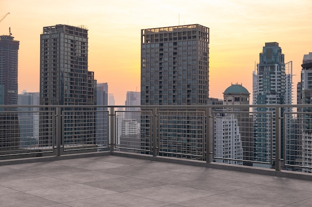Vista panorâmica do horizonte de Bangkok deck de observatório concreto no pôr do sol do telhado Estilo de vida corporativo e residencial asiático de luxo Cidade financeira no centro imobiliário Maquete de exibição de produto Telhado vazio