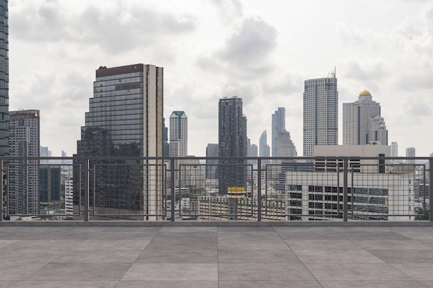 Vista panorâmica do horizonte de Bangkok deck de observatório concreto no telhado durante o dia Estilo de vida corporativo e residencial asiático de luxo Cidade financeira no centro imobiliário Maquete de exibição de produto Telhado vazio