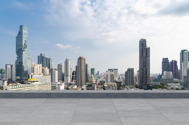 Vista panorâmica do horizonte de Bangkok deck de observatório concreto no telhado durante o dia Estilo de vida corporativo e residencial asiático de luxo Cidade financeira no centro imobiliário Maquete de exibição de produto Telhado vazio