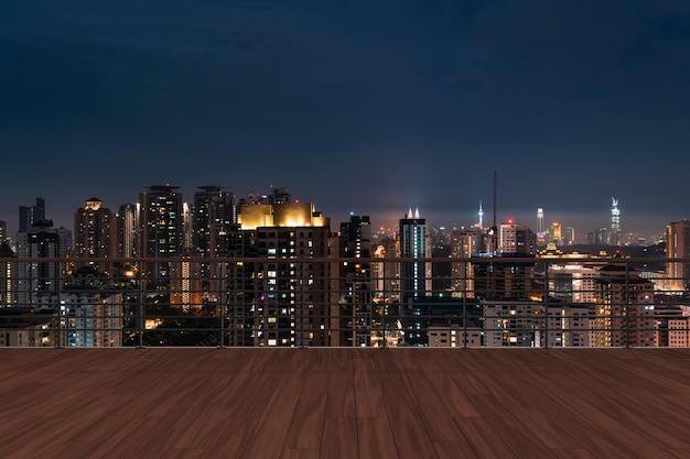 Vista panorâmica do horizonte de Kuala Lumpur deck de observação de madeira na noite do telhado Estilo de vida corporativo e residencial asiático Cidade financeira no centro imobiliário Maquete de exibição de produto telhado vazio
