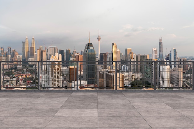 Vista panorâmica do horizonte de Kuala Lumpur deck de observatório concreto no pôr do sol do telhado Estilo de vida corporativo e residencial asiático Cidade financeira no centro imobiliário Maquete de exibição de produto telhado vazio