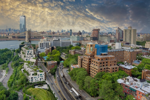 Vista panorâmica do horizonte de Manhattan, das pontes do Brooklyn e Manhattan pelo rio Hudson