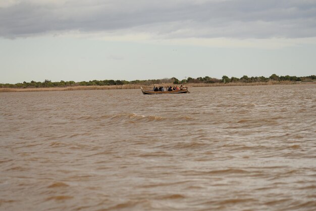 Vista panorâmica do horizonte de Valência através das águas de Albufera