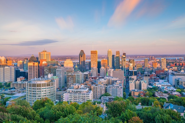 Vista panorâmica do horizonte do centro de montreal vista de cima ao pôr do sol no canadá