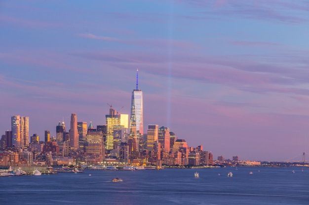Vista panorâmica do horizonte do pôr do sol no centro de Nova York no centro de Manhattan sobre o Rio Hudson nos EUA