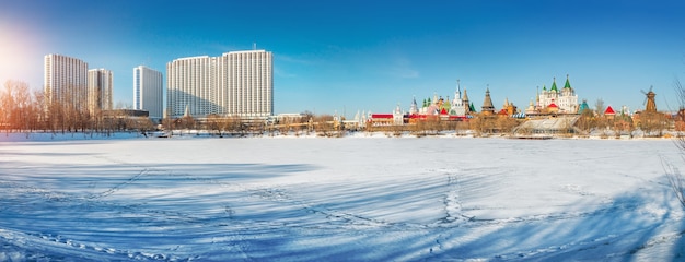 Vista panorâmica do hotel izmailovo e kremlin em moscou em um dia ensolarado de inverno