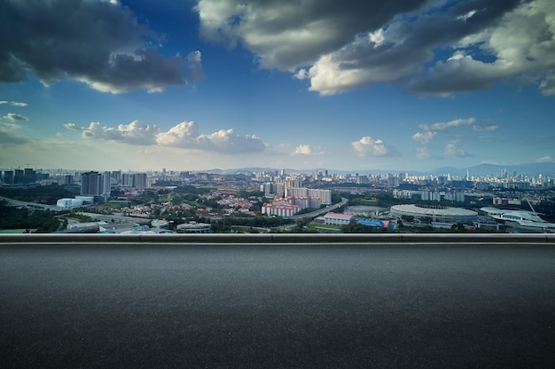 Vista panorâmica do lado da estrada de asfalto com belo horizonte da cidade de kuala lumpur