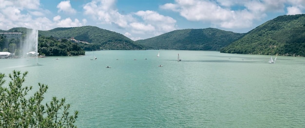 Vista panorâmica do lago abraudurso no fundo das montanhas lugar famoso na rússia