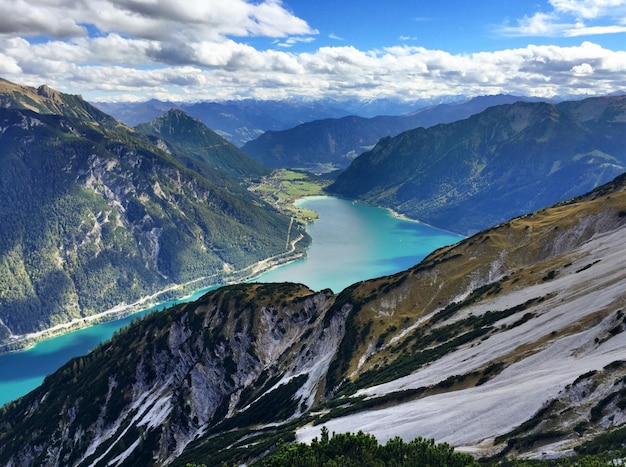 Vista panorâmica do lago Achen em meio aos Alpes europeus