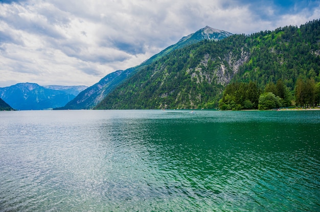 Vista panorâmica do Lago Achensee com montanhas na Áustria com montanhas