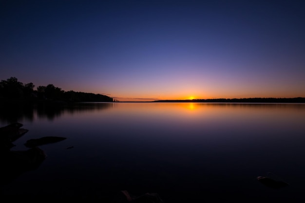 Vista panorâmica do lago ao anoitecer