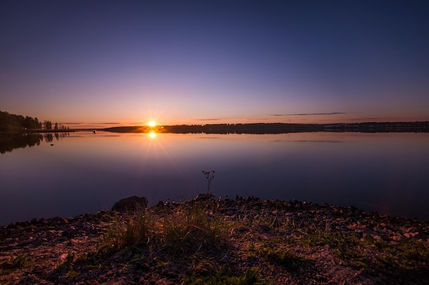 Vista panorâmica do lago ao pôr-do-sol