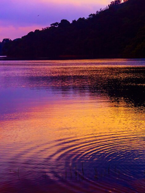 Foto vista panorâmica do lago ao pôr-do-sol